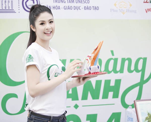 Ngọc Hân tươi tắn hưởng ứng Giờ Trái đất 2014 - ảnh 8